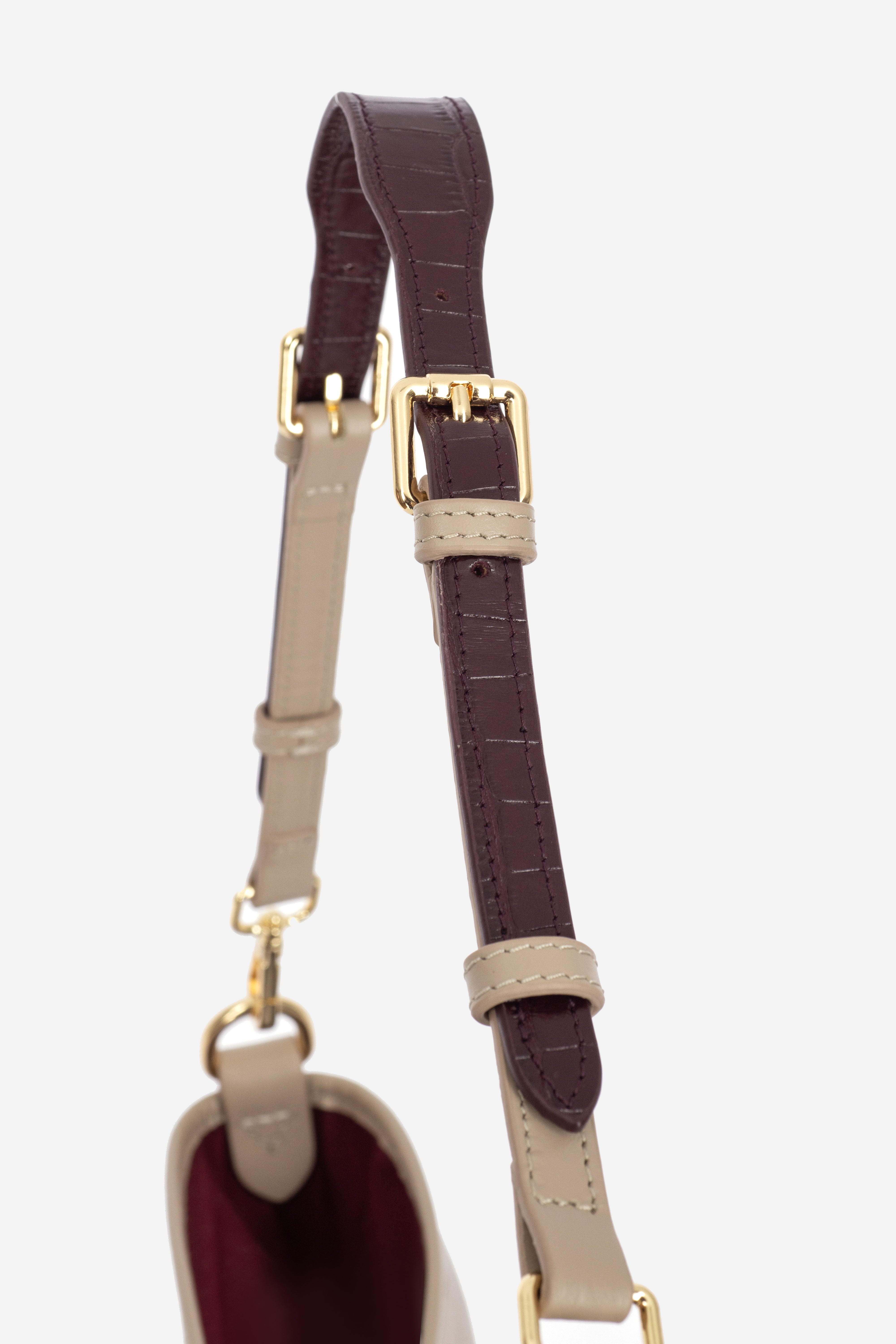 Rilu Elan sand leather shoulder bag close-up of soft leather strap