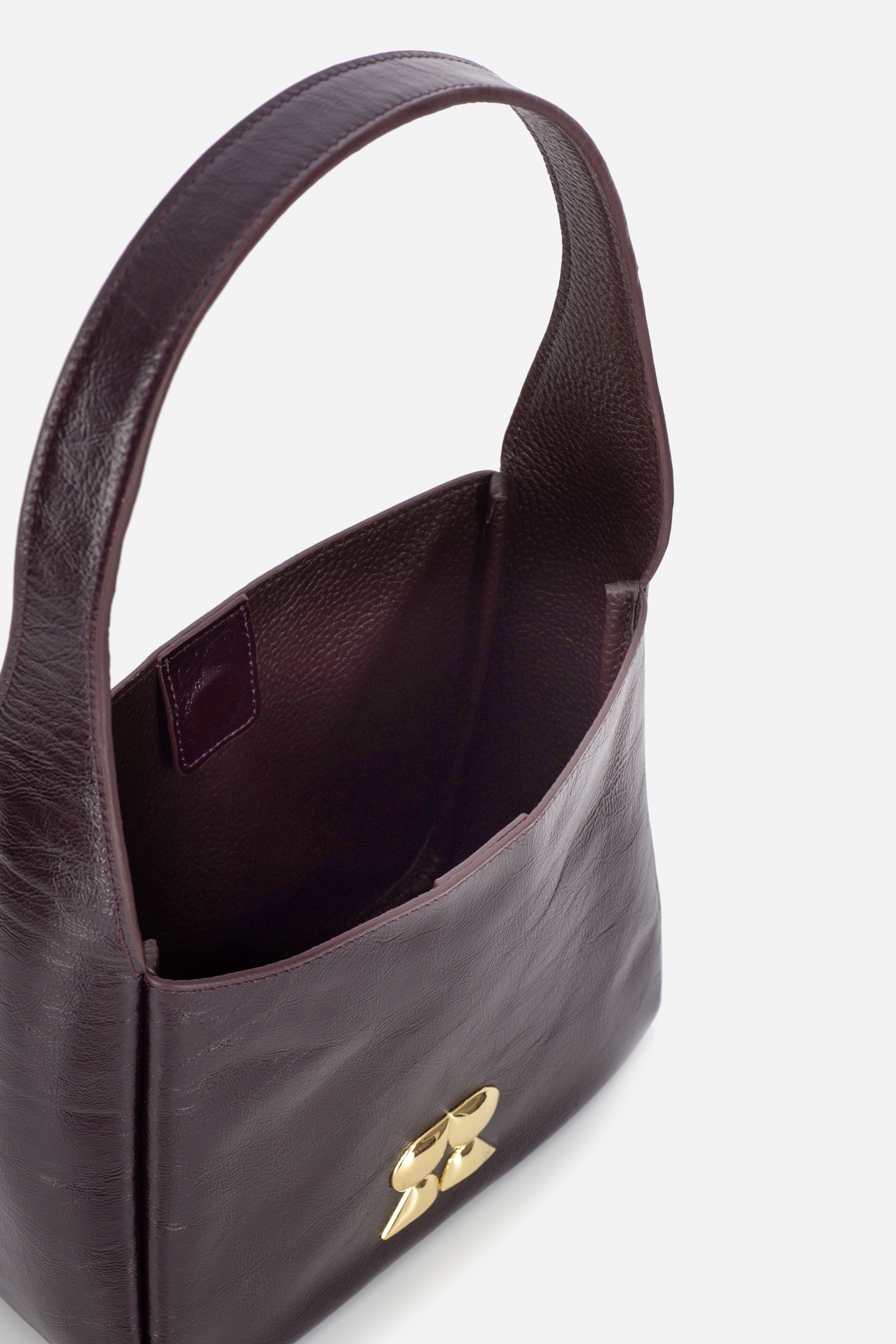 Rilu Camellia burgundy leather shoulder bag close-up of contrasting interior/exterior leather