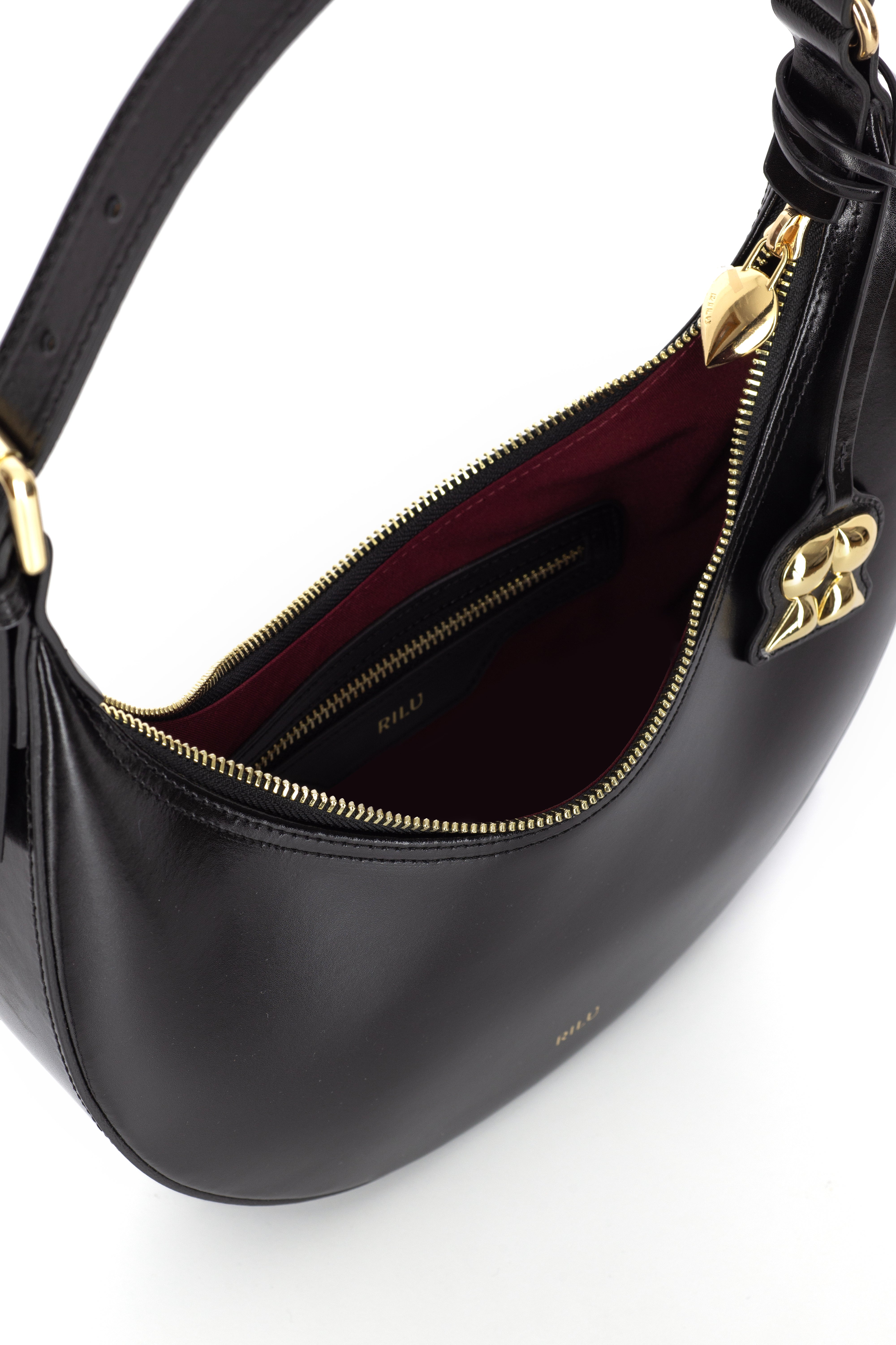 Rilu Luna black leather shoulder bag close-up of zipped closure and leather